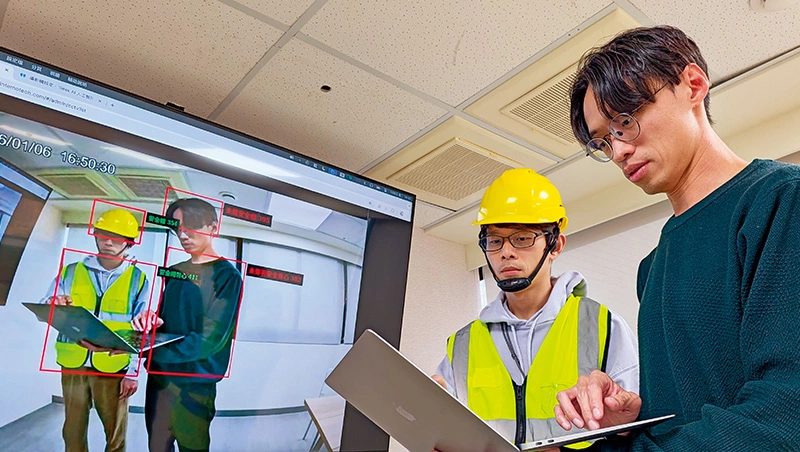 瑞艾科技利用AI與影像識別，可提前預警工地現場「潛在、還沒發生」的風險，包括是否有穿防護背心、戴好安全帽等。